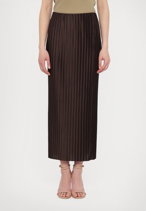 Brown pleated maxi skirt made of lightweight fabric with vertical stripes, paired with nude strappy sandals. Smooth texture, ankle length.
