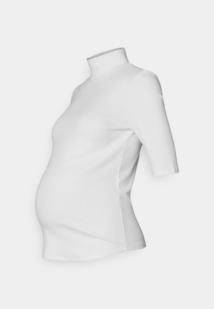 Top de maternité blanc à manches courtes avec un col haut, fabriqué en tissu lisse, présentant un ajustement moulant pour le ventre et une silhouette élancée.