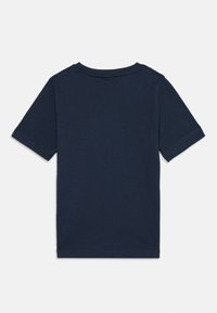 T-shirt à manches courtes bleu marine avec un col rond, présentant une texture lisse et un design simple, sans logos ni motifs visibles.