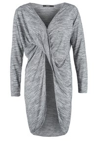Šedé dlouhé šaty s dlouhým rukávem a detailem uzlu v přední části a výstřihem do V. Jsou vyrobeny z texturované melírované látky a mají splývavý siluetu.