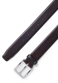 Ceinture en cuir brun avec une boucle en métal argenté poli. Comprend cinq trous d'ajustement et une texture lisse. Les extrémités sont effilées.