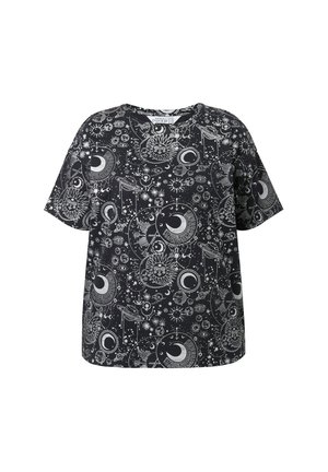 Maglietta nera a maniche corte con stampa celestiale bianca che presenta soli, lune, stelle, pianeti e simboli cosmici astratti.