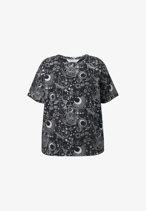 Zwarte t-shirt met korte mouwen en witte hemelse print met zonnen, manen, sterren, planeten en abstracte kosmische symbolen.
