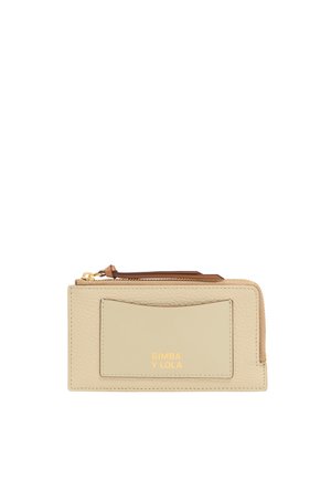 Billetera de cuero beige con superficie texturizada, logotipo dorado, un compartimento para tarjetas y un bolsillo con cremallera en la parte superior. Acento marrón en el lateral.