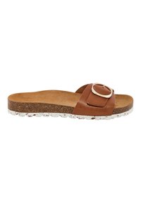 Sandalia deslizante de cuero marrón con una gran hebilla, plantilla de corcho y una suela moteada blanca. Cuero texturizado y diseño plano.
