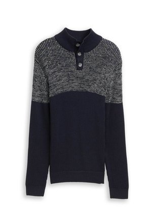 Pulover tricotat bleumarin cu o textură cu nervuri, având o secțiune superioară cu modele, trei nasturi la guler și mâneci lungi.