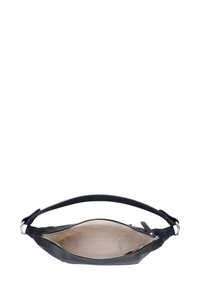Schwarze Leder-Schultertasche mit silbernem Reißverschluss, beigem Innenfutter und einem einzelnen Tragegurt mit Metallringen auf einem weißen Hintergrund.