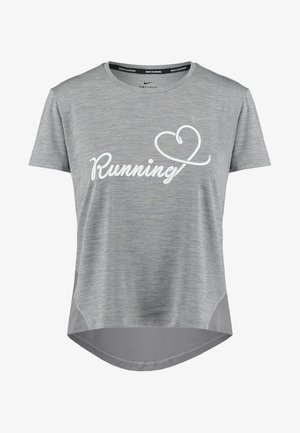 Camiseta atlética gris con cuello redondo, mangas cortas y un fit holgado. Gráfico de "¡Corriendo!" en blanco, detalles de malla en los lados.
