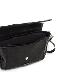 Borsa a mano in finta pelle nera con una texture liscia, dotata di chiusura frontale a scatto, tasca interna con zip e tracolla removibile.