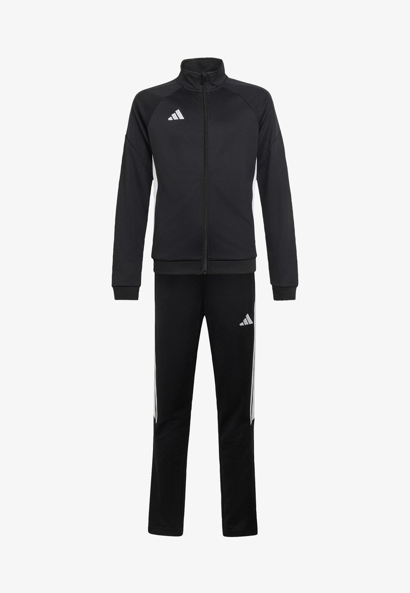 Μαύρη φόρμα Adidas με μπουφάν με πλήρη φερμουάρ και παντελόνι, με λευκές ρίγες στις πλευρές και λογότυπο Adidas στο στήθος και στον μηρό.