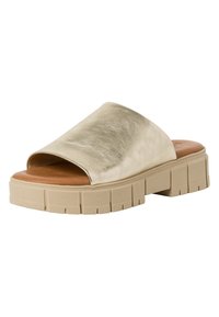 Gouden metalen slefsandal met een open teen, dikke beige zool, gestructureerd oppervlak en gepolsterde binnenzool voor comfort.