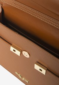 Borsa a mano in pelle marrone con hardware dorato, caratterizzata da una finitura testurizzata, chiusura a scatto e tasche interne per un'organizzazione ottimale.