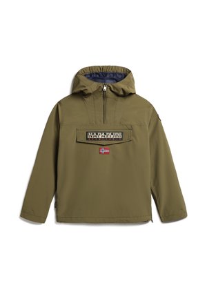 Olivengrøn hættejakke med lynlås foran, stor lommeklap med "Napapijri Geographic" logo og lille norsk flagpatch nedenunder.