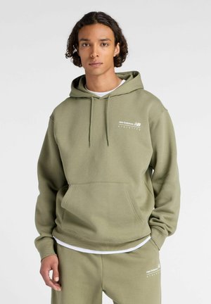 Olijfgroene hoodie gemaakt van zacht materiaal, met een voorzak, trekkoordcapuchon en witte logodetails op de borst.