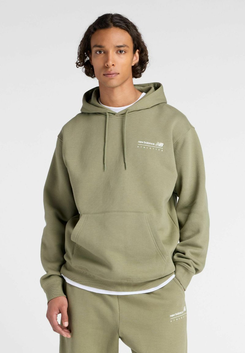 Olijfgroene hoodie gemaakt van zacht materiaal, met een voorzak, trekkoordcapuchon en witte logodetails op de borst.
