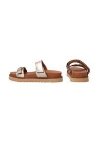 Metallic guld slide sandaler med to justerbare stropper, brune gummisåler og en tekstureret ydersål for godt greb.