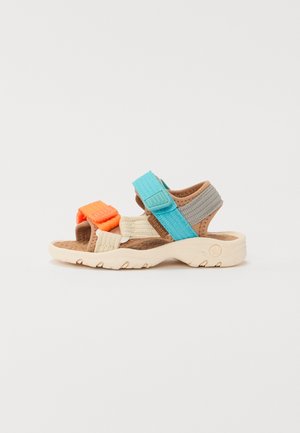 Flerfärgad sandal med justerbara remmar i orange, ljusblått och grått. Gummisula med texturerade detaljer för grep.