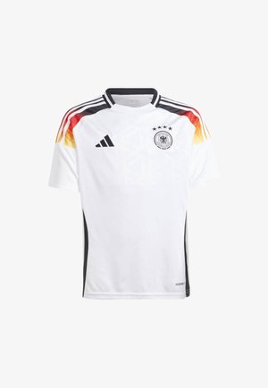 Maglia sportiva bianca con accenti neri, dettagli rossi e gialli sulle spalle e il logo della nazionale di calcio tedesca con tre stelle.
