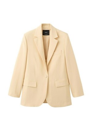 Blazer beige de un solo botón con solapas con muesca, dos bolsillos frontales con solapa y un bolsillo en el pecho, mostrado sobre un fondo blanco liso.