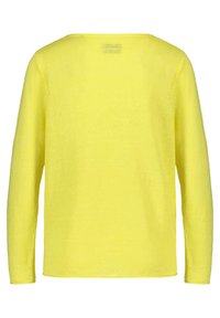 Gelbes Langarm-Strickpullover mit Rundhalsausschnitt. Die Textur ist leicht und hat ein einfaches Design in einfarbiger Ausführung ohne Muster.