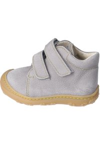 Šedá kožená bota s dvěma suchými zipy, zaoblenou špičkou a texturovaným povrchem. Gumová podrážka má žluté švy a světlé hnědé akcenty.