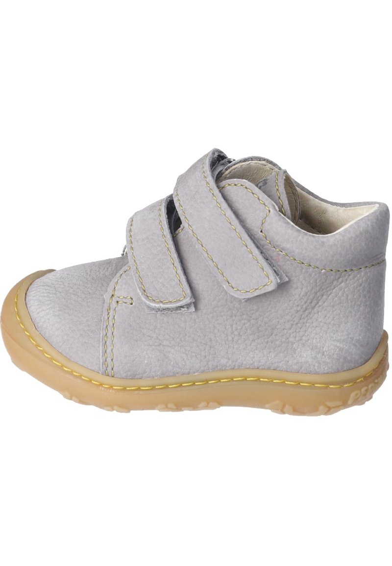 Šedá kožená bota s dvěma suchými zipy, zaoblenou špičkou a texturovaným povrchem. Gumová podrážka má žluté švy a světlé hnědé akcenty.