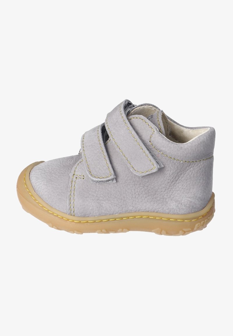 Šedá kožená bota s dvěma suchými zipy, zaoblenou špičkou a texturovaným povrchem. Gumová podrážka má žluté švy a světlé hnědé akcenty.