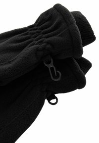 Schwarze Fleecepullover-Handschuhe mit einem gerafften Handgelenk, ausgestattet mit zwei schwarzen Metallclips und einer weichen Textur. Das Design umfasst eine glatte, warme Oberfläche.