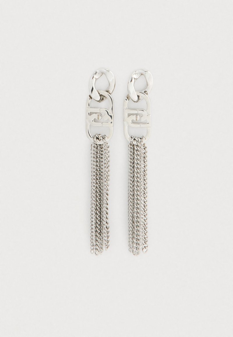 Ζευγάρι ασημένιων σκουλαρικιών σε σχήμα αλυσίδας με ορθογώνια λογότυπα και πολλές κρεμαστές αλυσίδες σε απλό φόντο.
