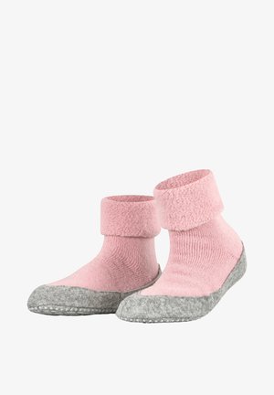 Chaussettes pantoufles roses douces avec revers pliés et semelles antidérapantes grises, conçues pour le confort et la chaleur à l'intérieur.