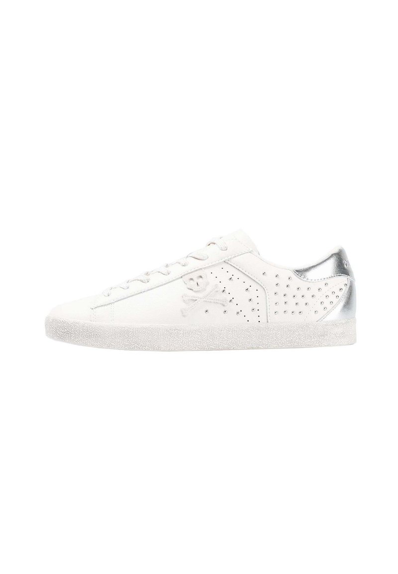 Witte sneaker met een gestructureerde zool, vetersluiting, zilveren accenten op de hak en een schedelpatroon versierd met kleine studs aan de zijkant.