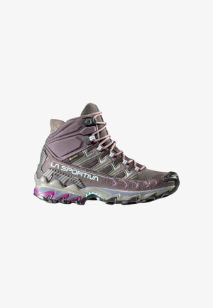Bota de senderismo impermeable gris con acentos en rosa y turquesa, parte superior texturizada, puntera reforzada y suela robusta para tracción.