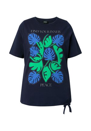 Námořnická krátkosrstá košile se zeleným a modrým tropickým listovým vzorem a textem „Najděte svůj vnitřní klid“, s malým zauzlením na lemu.