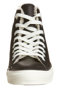 Basket haute en cuir noir avec lacets blancs, dotée d'une doublure intérieure moelleuse et d'une semelle en caoutchouc avec un grip texturé.