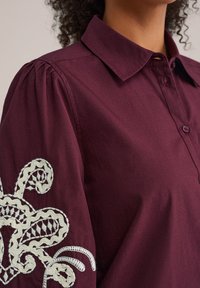WE Fashion Užsagstoma palaidinė - burgundy red
