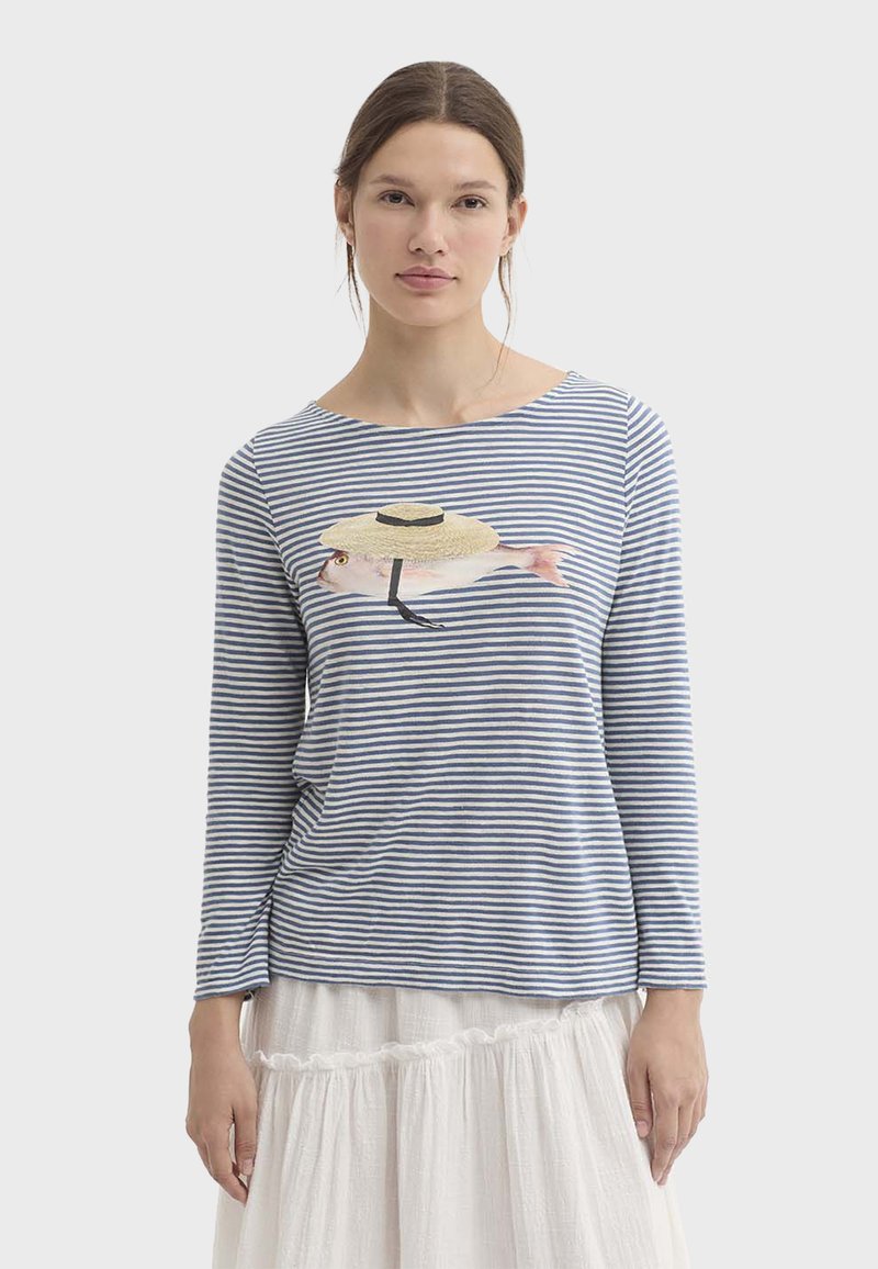 Camicia a maniche lunghe a righe blu e bianche con grafica di un pesce con cappello di paglia. Tessuto morbido e leggero con una vestibilità comoda.