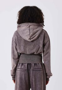 Sudadera con capucha recortada en gris suave, que presenta una cintura y puños acanalados, con un acabado suave y texturizado y un ajuste relajado.