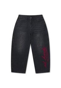 Schwarze, weit geschnittene, verkürzte Jeans mit hoher Taille, Vordertaschen und rotem kursivem "ed hardy"-Schriftzug am rechten Bein.