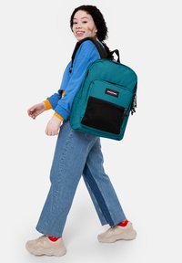 Eastpak PINNACLE - Ryggsäck - cosmos blue