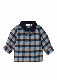 Camicia in flanella a quadri con motivi blu, arancioni e neri; chiusura con bottoni e colletto in corduroy blu scuro; maniche lunghe con polsini arrotolati.
