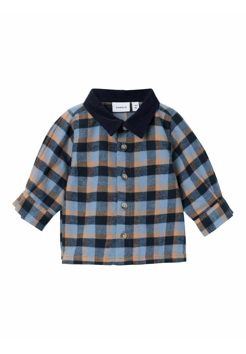 Camicia in flanella a quadri con motivi blu, arancioni e neri; chiusura con bottoni e colletto in corduroy blu scuro; maniche lunghe con polsini arrotolati.