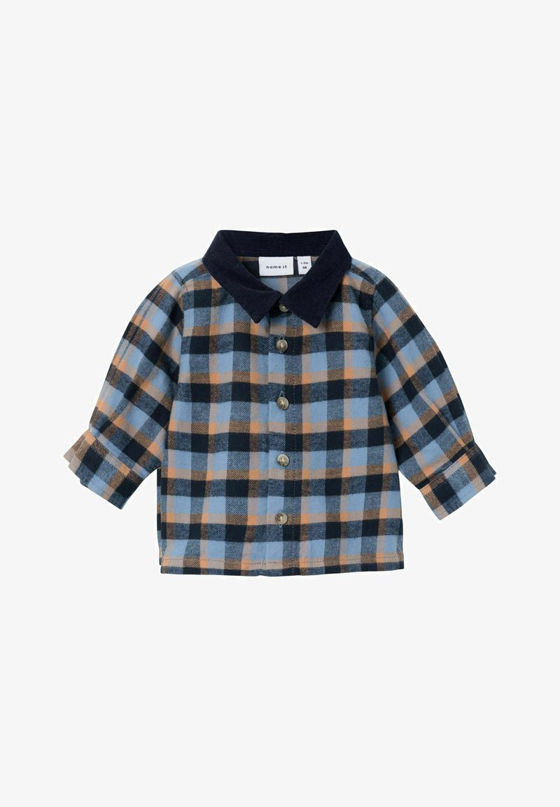 Camicia in flanella a quadri con motivi blu, arancioni e neri; chiusura con bottoni e colletto in corduroy blu scuro; maniche lunghe con polsini arrotolati.