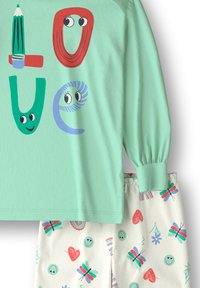 Minzgrünes Langarmshirt mit verspieltem "LOVE"-Grafik; weiße Schlafanzughose mit bunten Blumen- und Schmetterlingsmustern.