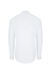 Biała koszula z długim rękawem, widoczna od tyłu, z zapinanymi mankietami i klasycznym kołnierzykiem na jednolitym białym tle.