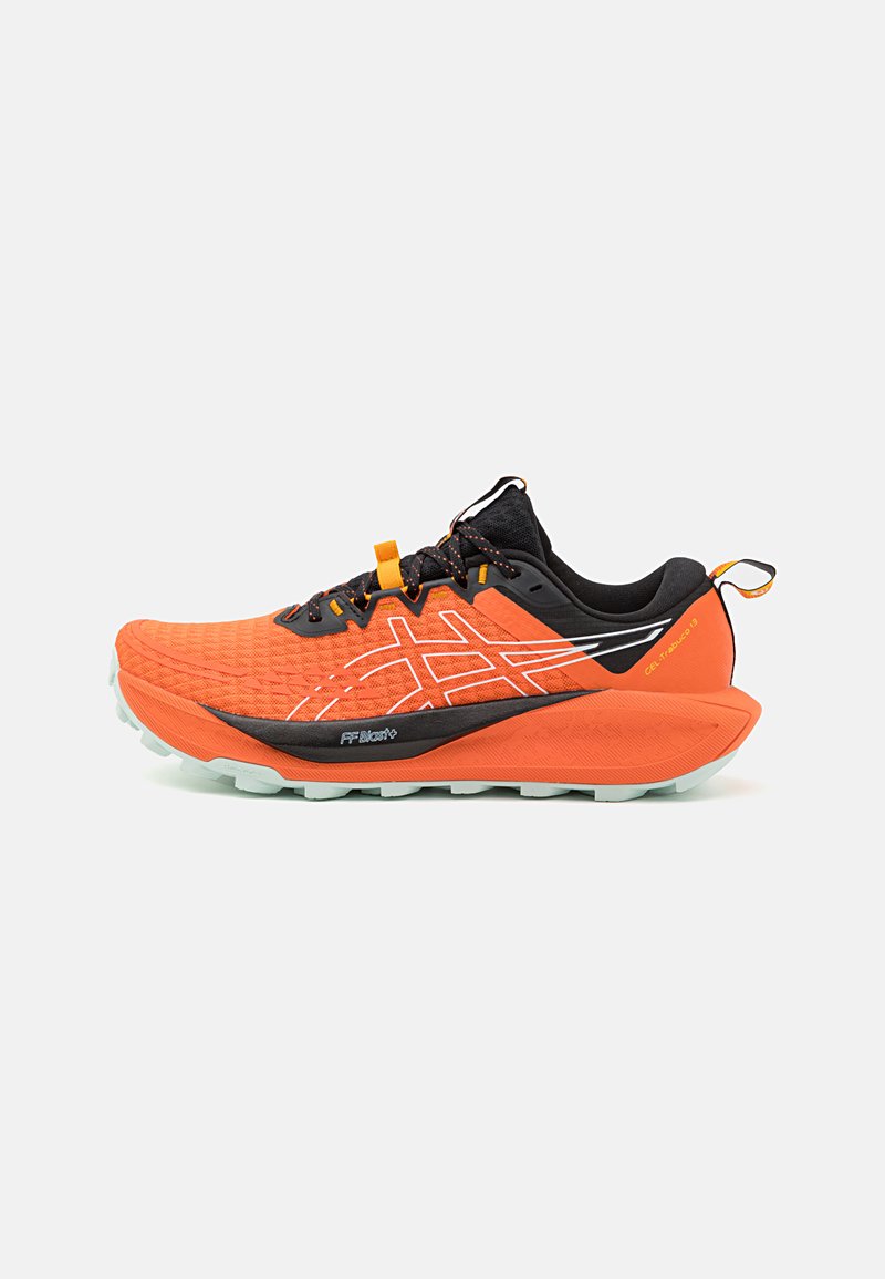 Sapatilha de corrida laranja com detalhes em preto e branco, parte superior texturizada, sola acolchoada e sistema de atacadores distinto. Design leve.