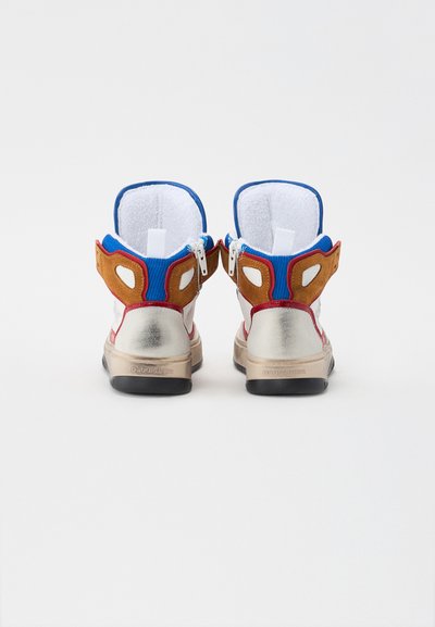 Zapatillas altas y coloridas con un talón metálico plateado, acentos en azul y rojo, y paneles de ante marrón con un suave forro blanco.
