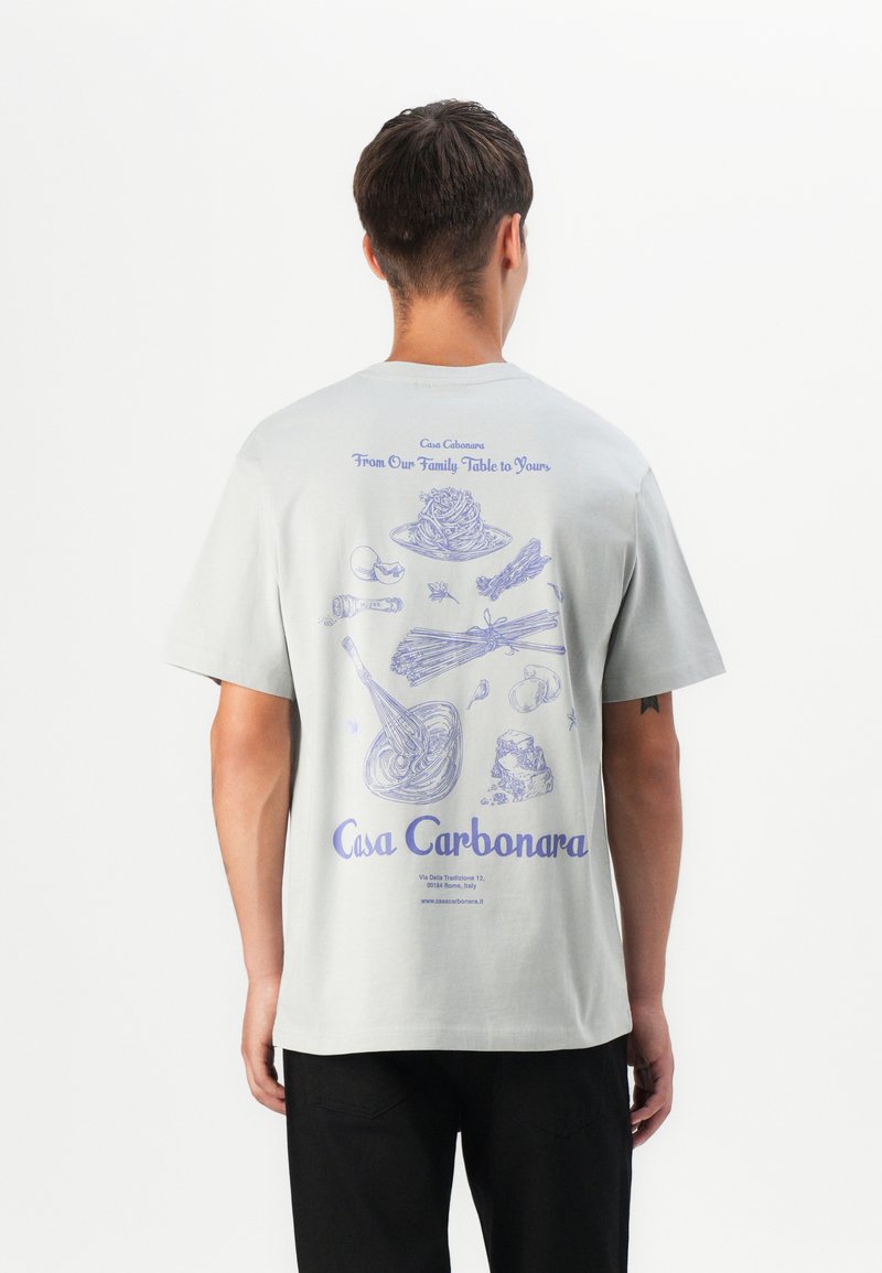 Helles graues T-Shirt mit blauen Lin Zeichnungen von Lebensmitteln und Text auf der Rückseite, kurzen Ärmeln und einem entspannten Schnitt.