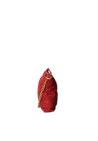 Borsa a mano in suede rosso con finitura texture, dotata di una tracolla in catena dorata e chiusura superiore arricciata. Forma compatta e arrotondata con cuciture minime.