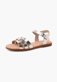 Sandali flat metallici dorati con più cinturini, chiusura con fibbia e soletta imbottita. La suola è in gomma marrone.