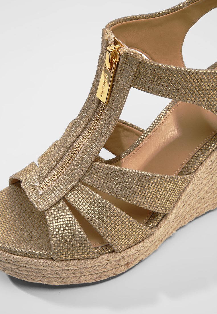 MICHAEL Michael Kors BERKLEY WEDGE - Sandalen met plateauzool - pale  gold/goudkleurig - Zalando.be